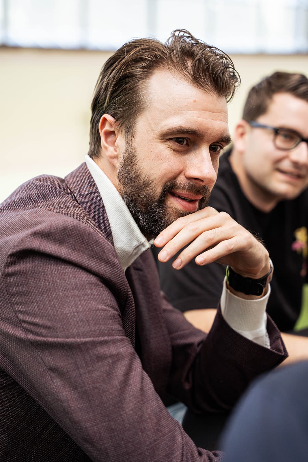 Sebastiaan Oranje van THEO in gesprek aan tafel