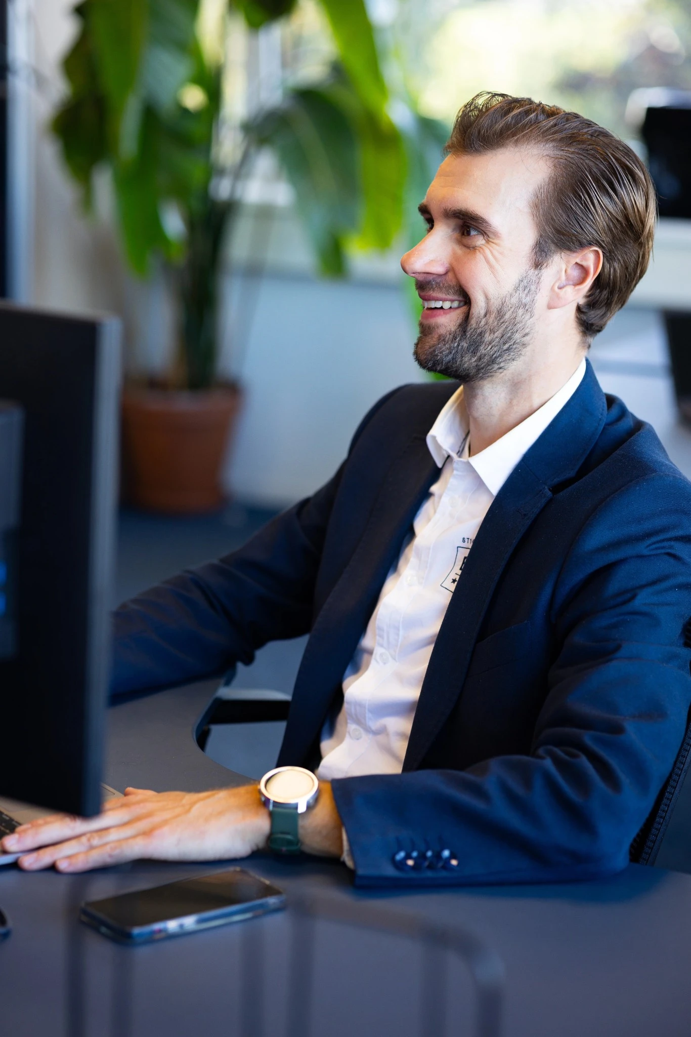 Sebastiaan aan bureau